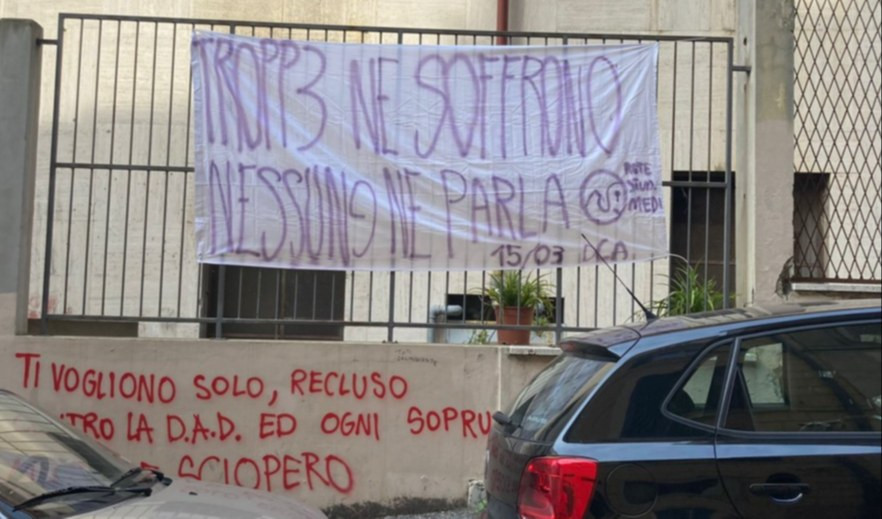 Disturbi alimentari: striscione degli studenti davanti ai licei genovesi