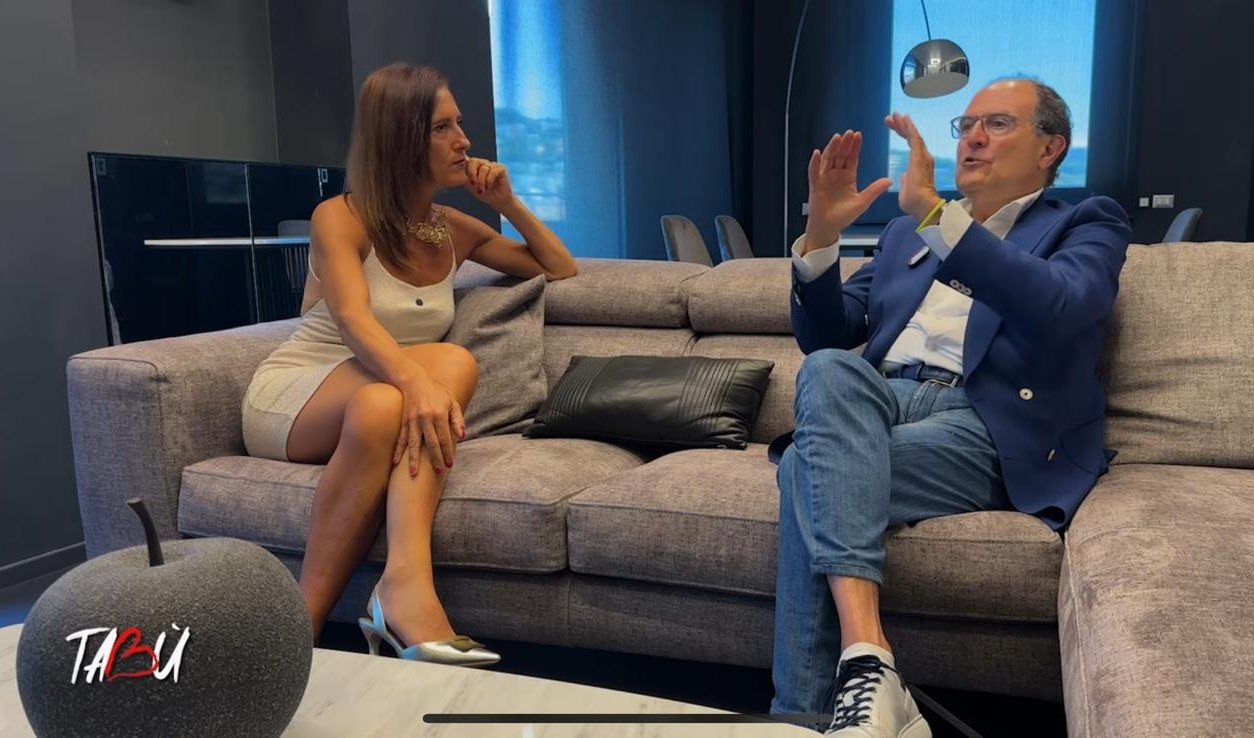 La puntata di Tabù con ospiti Danilo Dodero e Sara Padovano Una donna e un uomo seduti su un divano