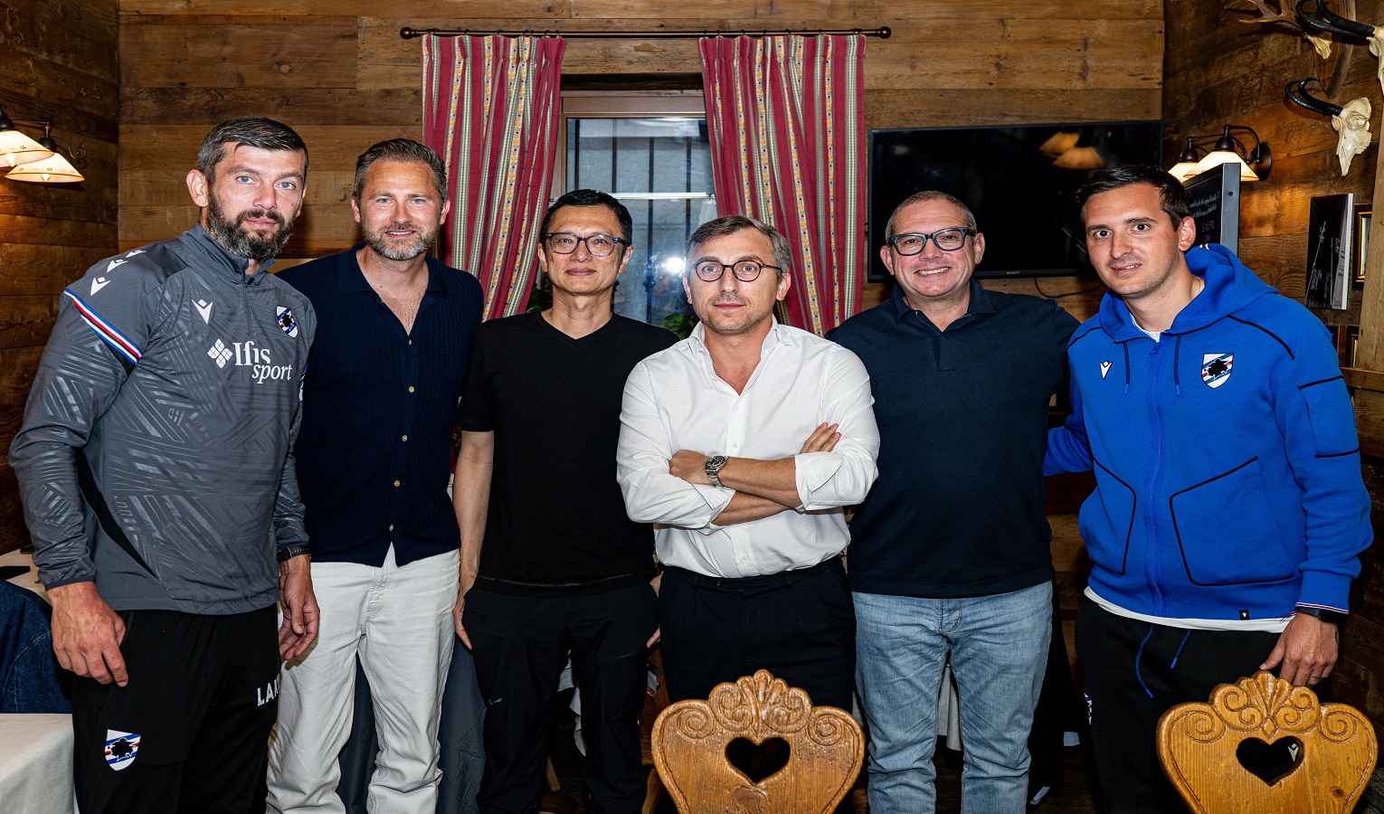 Sei uomini in posa per una foto di gruppo