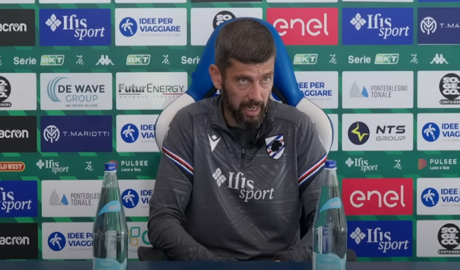 Un uomo in tuta