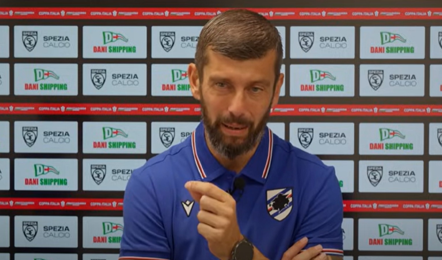 Un uomo in maglia blucerchiata