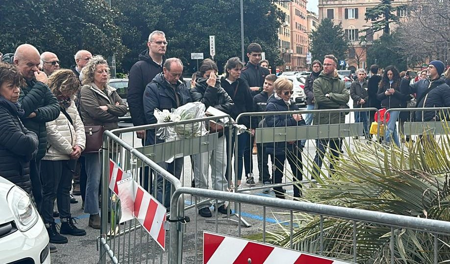 Pochi genovesi, tanti colleghi al minuto di raccoglimento per Francesca