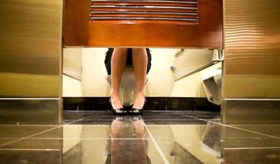 Genova, spia le dipendenti in bagno con microcamere: scoperto dalla segretaria