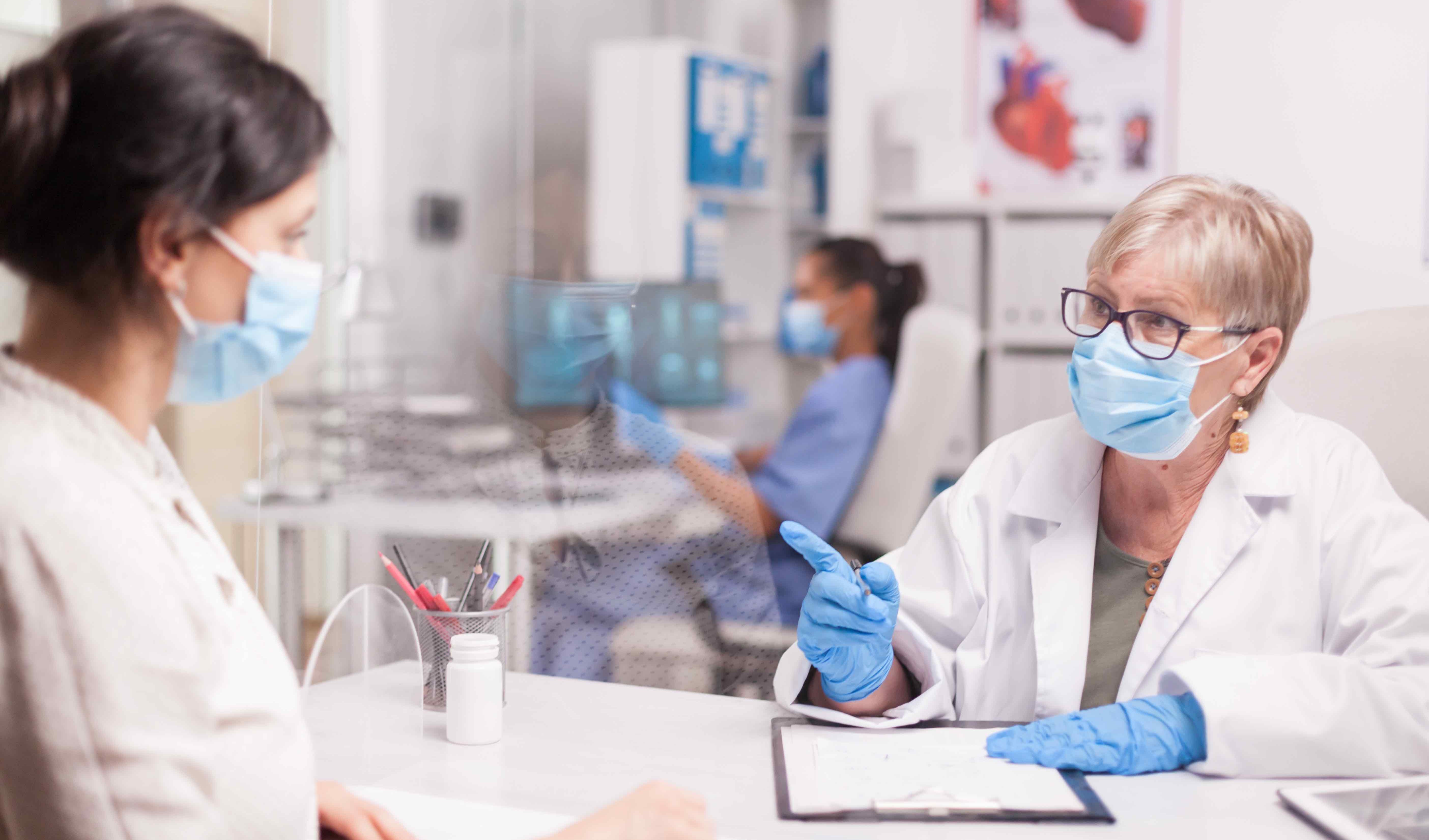 Sanità, stop all'obbligo di mascherine nei reparti con pazienti fragili