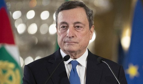 Crisi di governo, Draghi incassa la fiducia, ma non basta. Domani al Quirinale