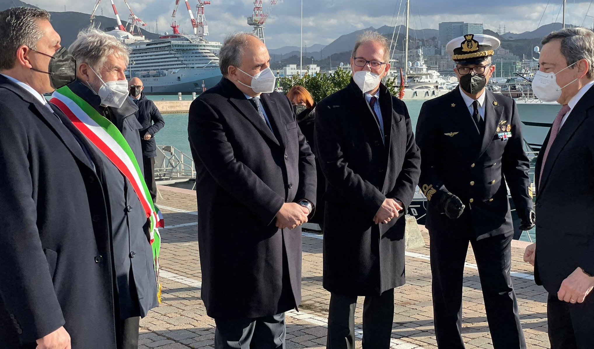 Draghi atterra a Genova, il suo arrivo all'aeroporto Cristoforo Colombo