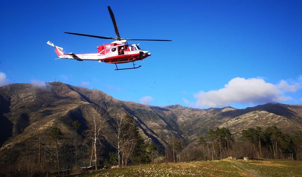 Operaio scivola per 100 metri: in elicottero al San Martino