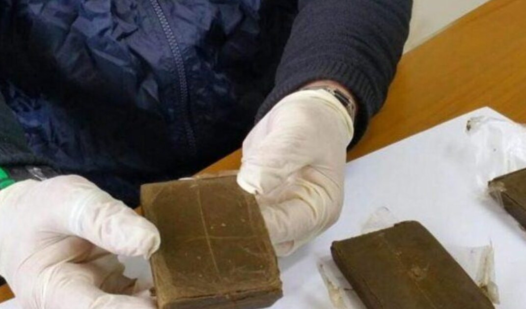 Fermo con il furgone: a bordo 77 kg di hashish e 1 kg di marijuana