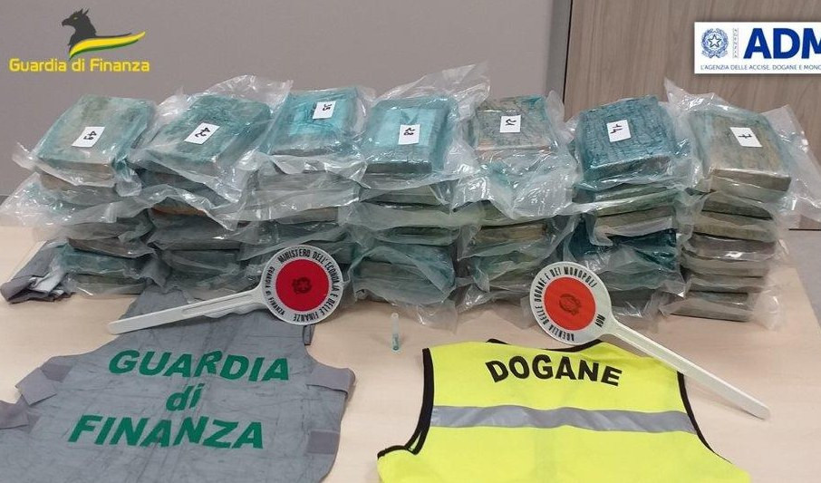 Droga in un container di banane, arrestato un cittadino albanese