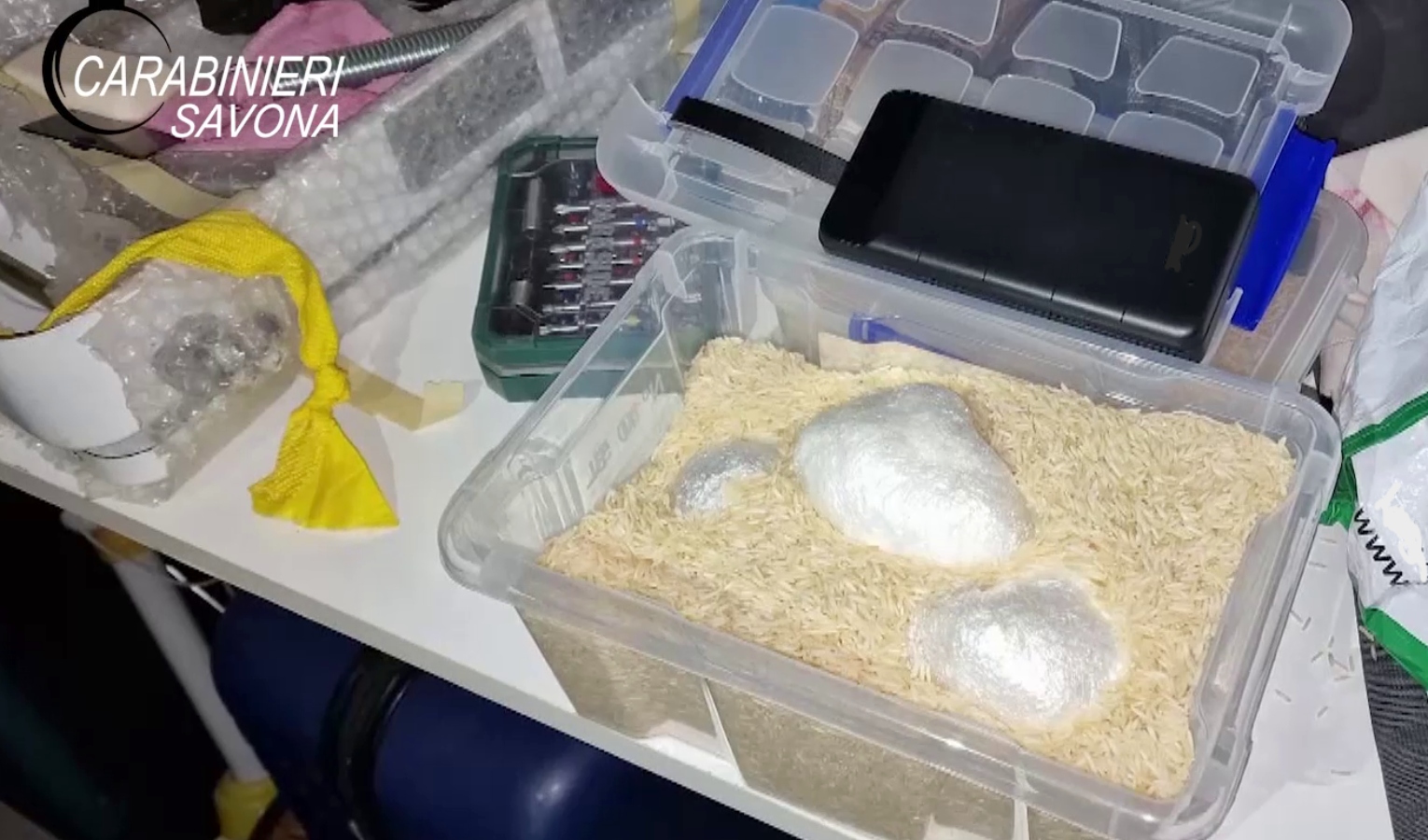 Droga, 8 arresti nel savonese: cocaina e hashish nascosti nel powerbank