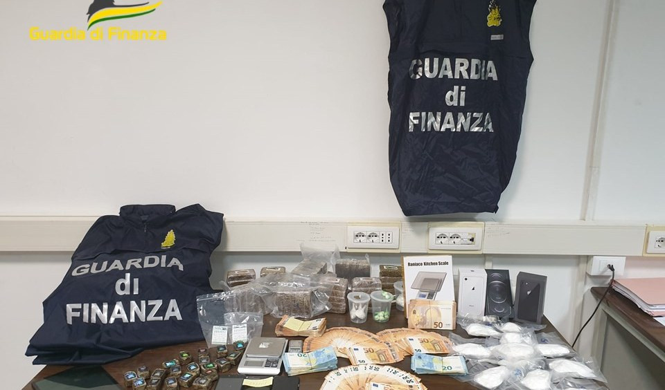 Savona, hashish e cocaina nel frigo della gastronomia: arrestato