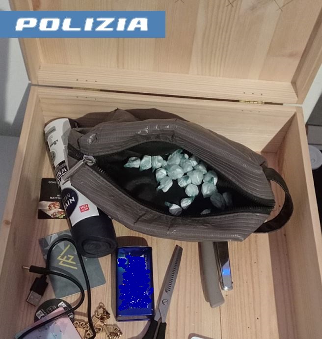 Oltre 20 dosi di cocaina in casa, denunciato spacciatore 19enne