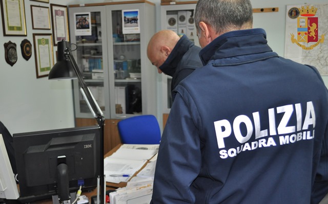 Rapina anziano versandogli il sonnifero nella spremuta, caccia a una giovane donna