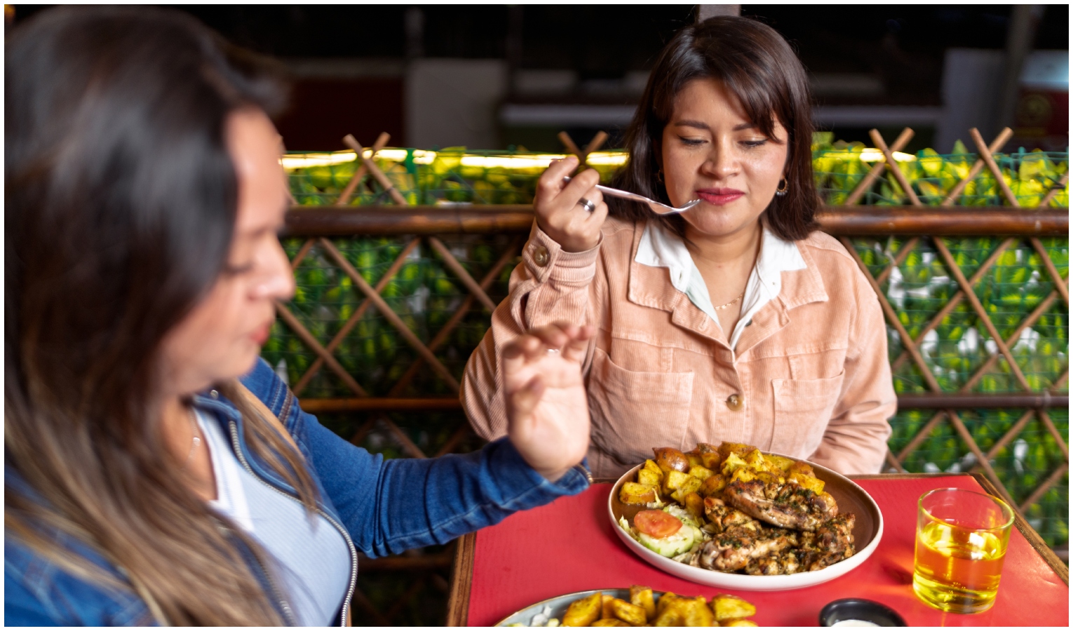 Due donne latinoamericane che mangiano