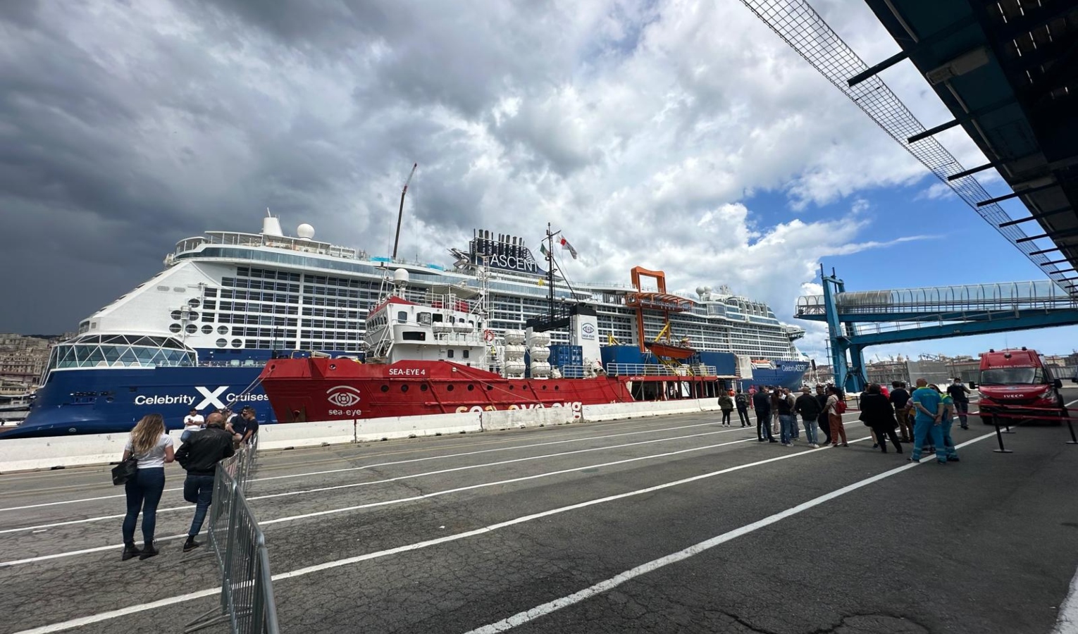 Due navi e due destini. La lezione in porto a Genova