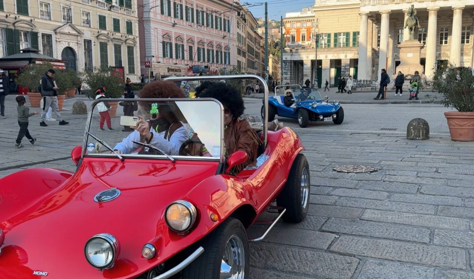Dune buggy e costumi anni ‘70 per il carnevale di Genova