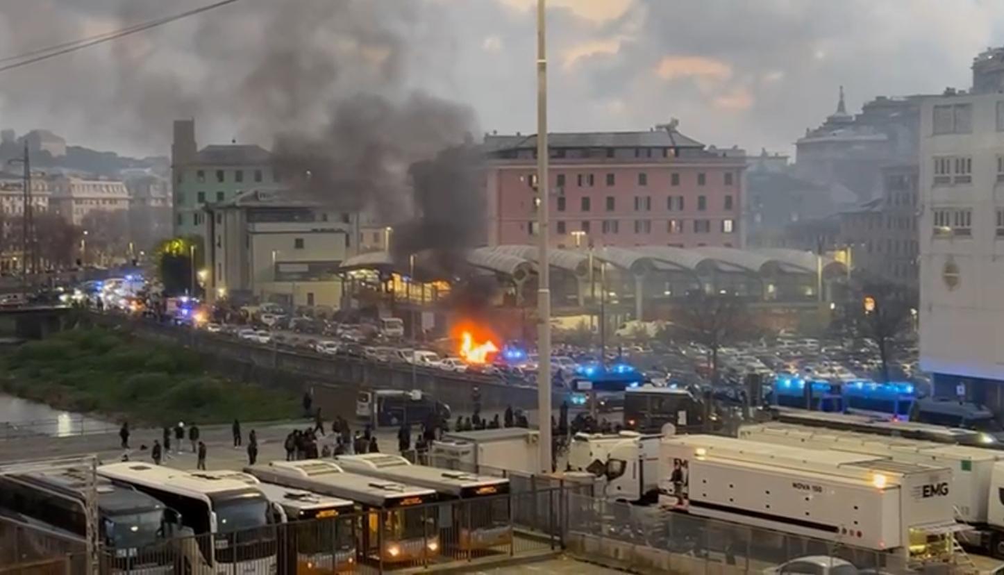 Genoa-Inter, scontri tra tifosi davanti al Ferraris: il video
