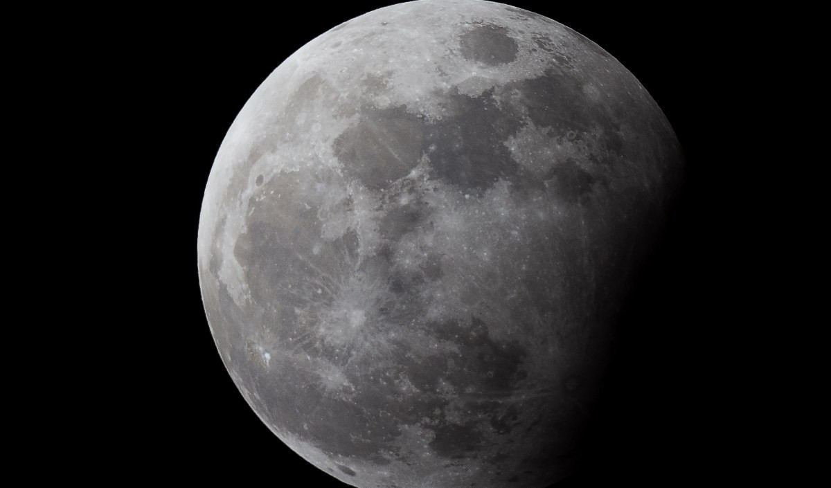 Notte speciale: il ritorno dell'ora solare e l'eclissi lunare