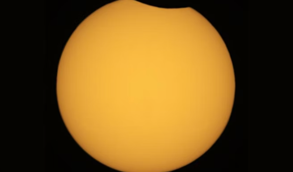 Occhi verso il cielo il 25 ottobre per l'eclissi parziale di sole, ecco come vederla