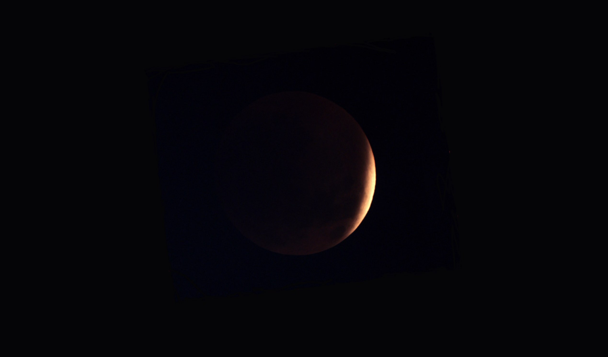 Lo spettacolo dell'eclissi totale, la Luna diventa 'rossa'