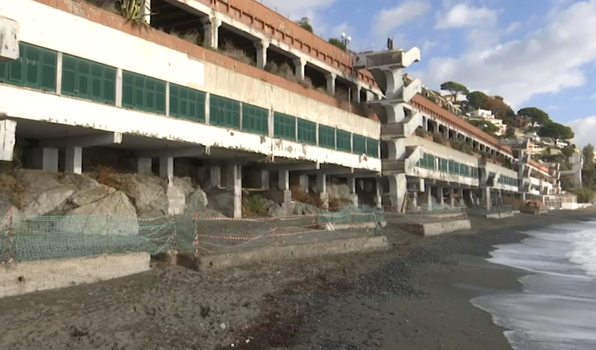 Ecomostri, ad Arenzano l'ex hotel di design abbandonato da decenni