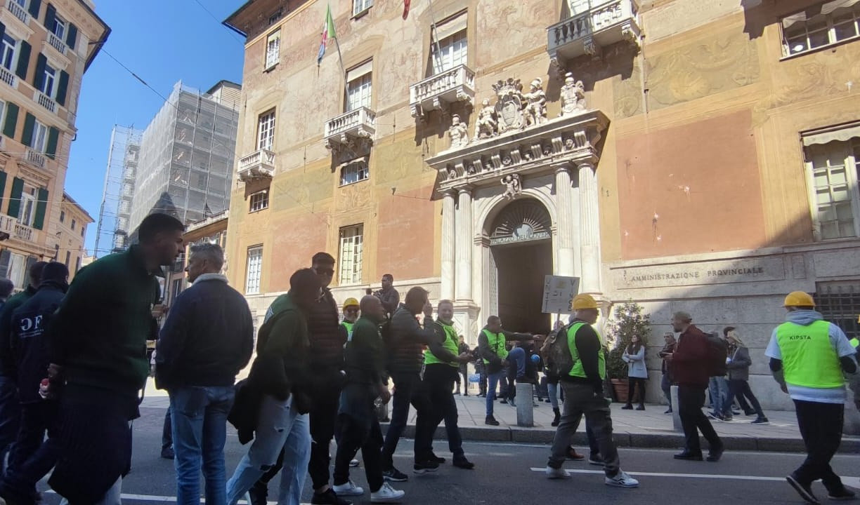 Superbonus, gli edili invadono Genova: città bloccata per ore