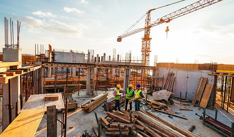 Protesta in un cantiere edile, in tre salgono su una gru a 40 metri