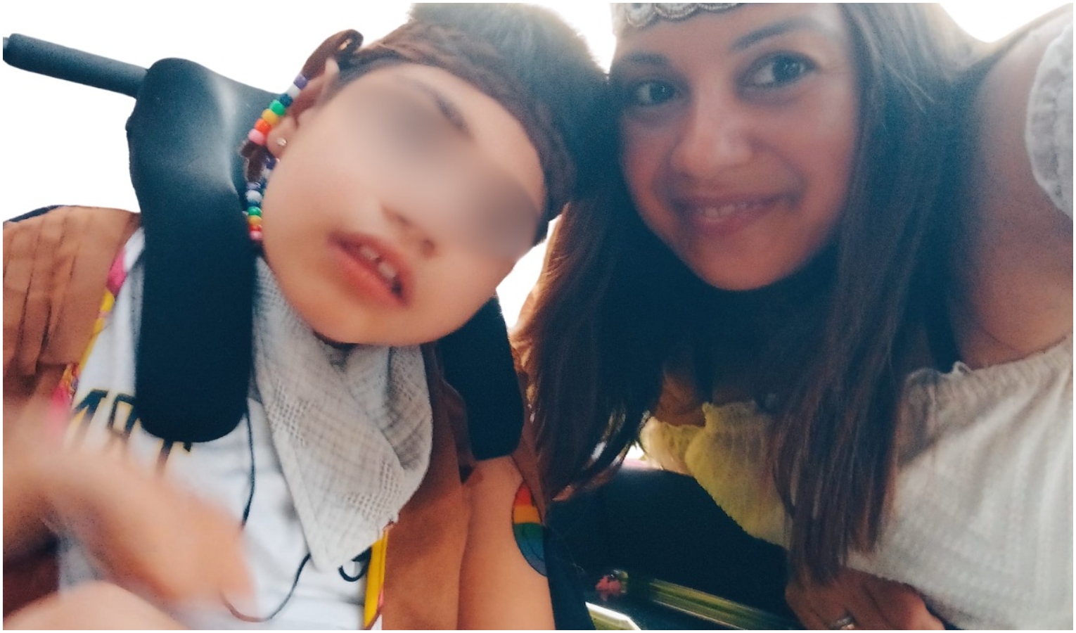 Edoardo con sua mamma Valentina Bambino disabile con vicino donna con capelli castani lunghi
