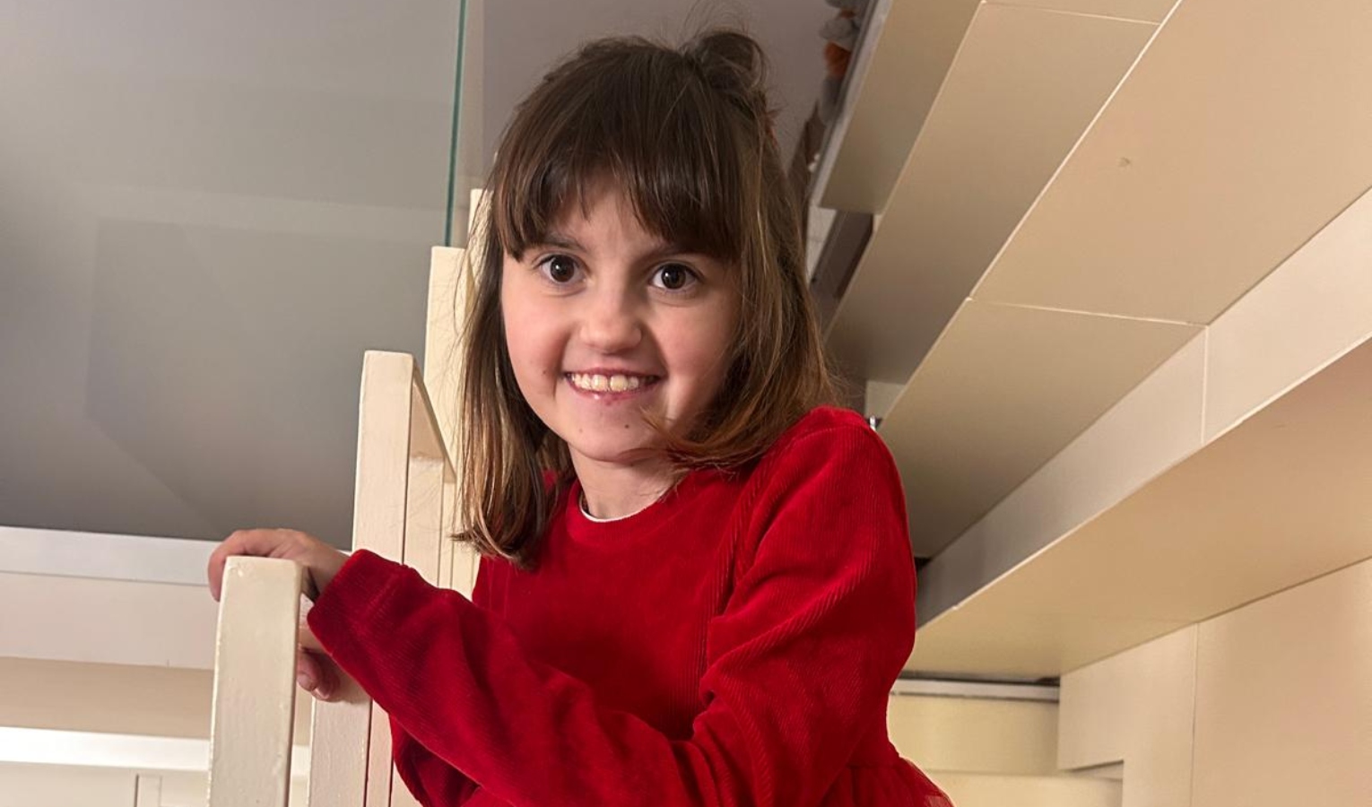 La diciottenne genovese era affetta da una malattia rarissima Bambina con caschetto e frangetta sorridente