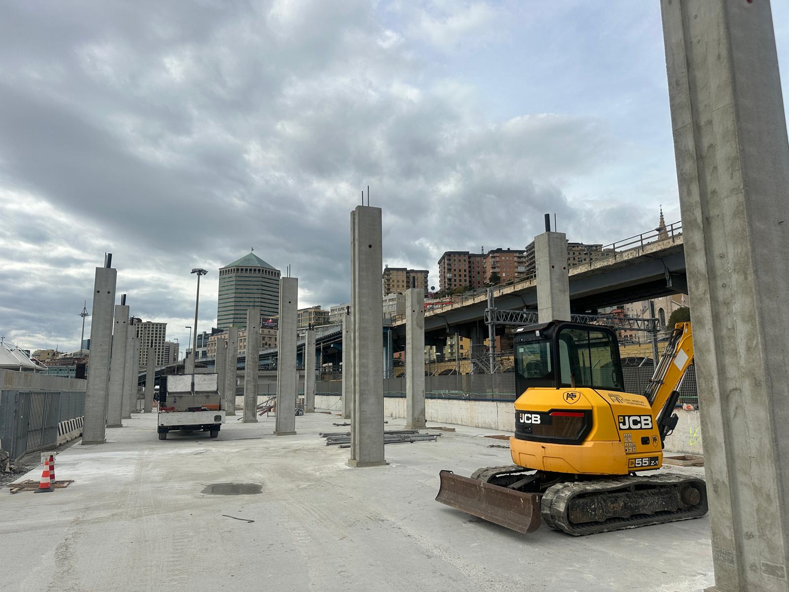 Un cantiere con una ruspa