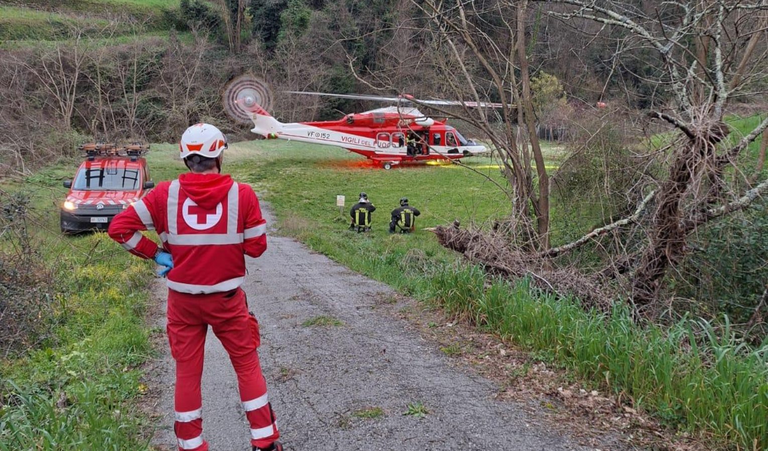 Cerca di rientrare a casa dal terrazzo, ma cade: 80enne in codice rosso