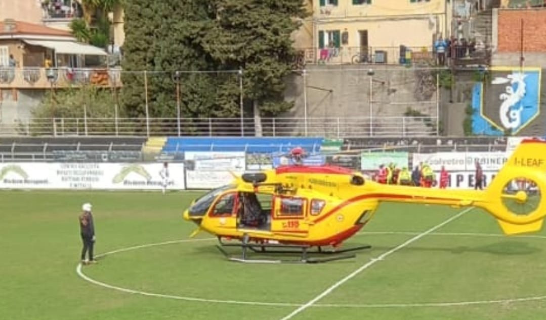 Imperia, calciatore sbatte contro recinzione e perde conoscenza