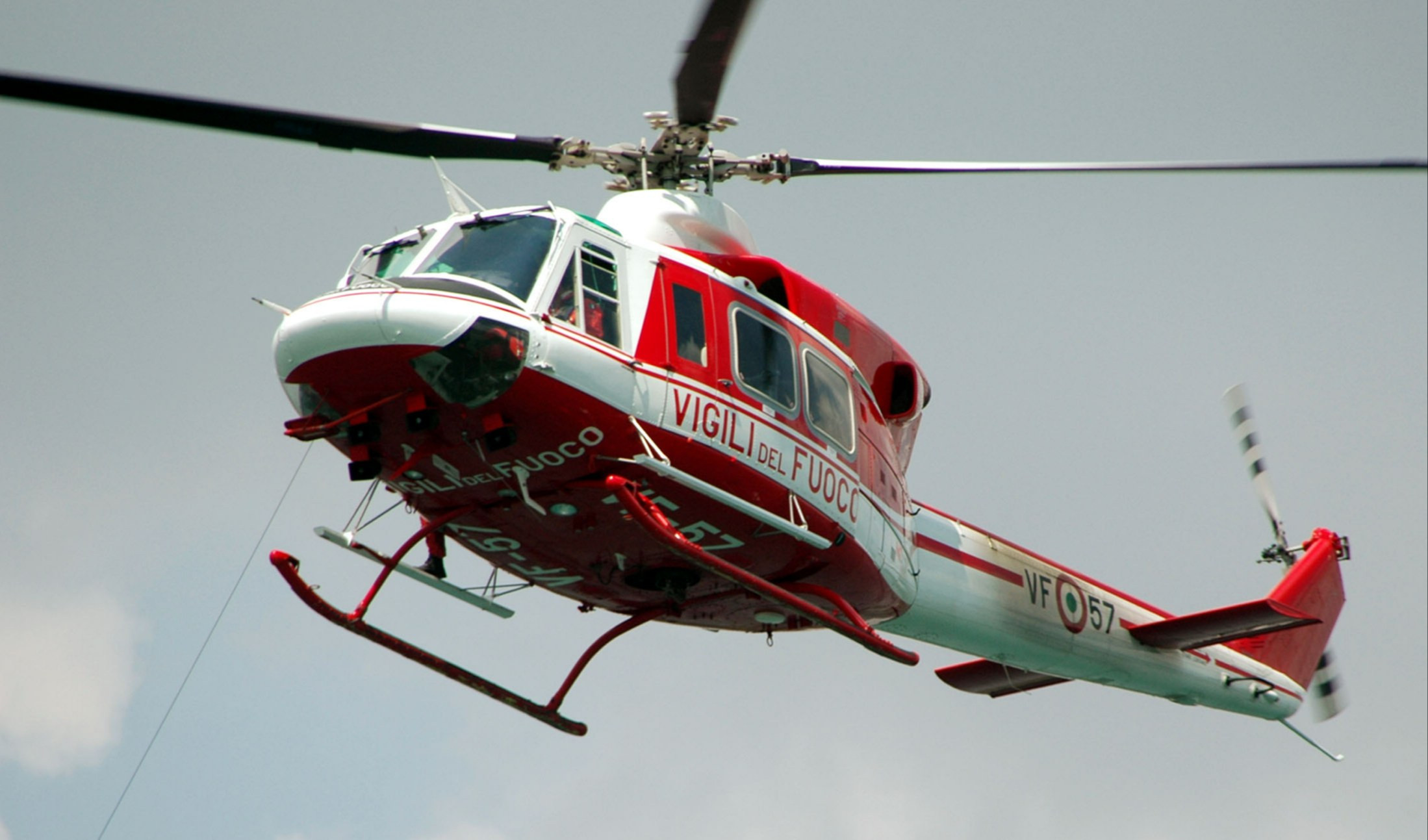 Uomo cade nel bosco in una zona impervia: con l'elicottero all'ospedale