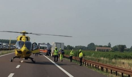 Motociclista si schianta, A7 chiusa per far atterrare l'elicottero