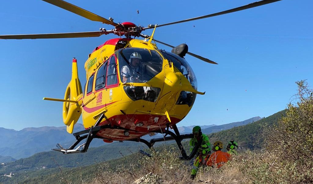 Anziano esce di strada con il motorino e precipita per sei metri