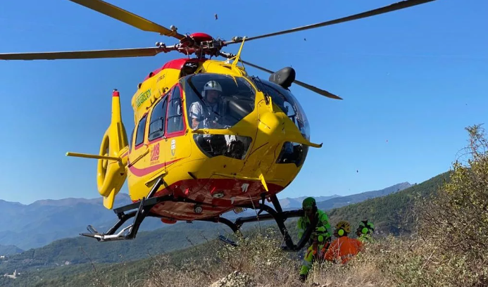 Cade sugli scogli a Pieve Ligure, anziano soccorso con elicottero