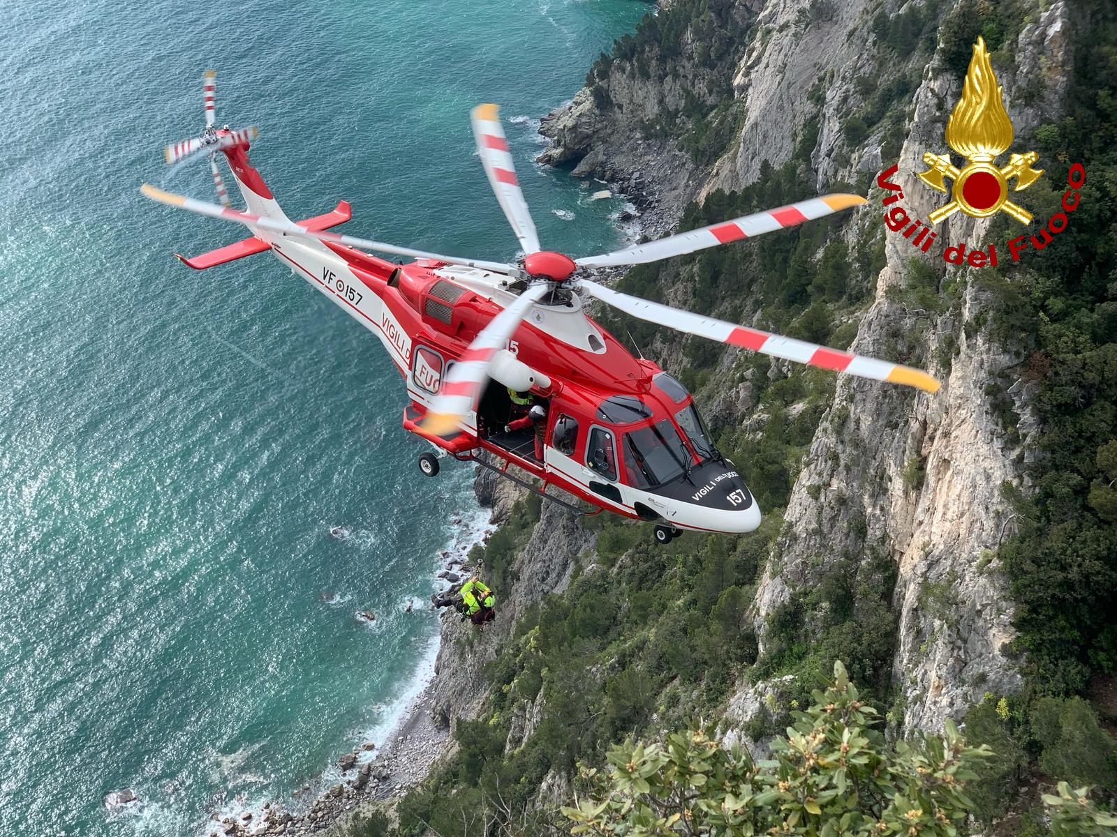 Spettacolare soccorso in elicottero per tre rocciatori in difficoltà sul Muzzerone