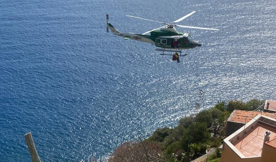 Colta da malore mentre percorre scalinata sotto il sole, turista soccorsa alle Cinque Terre