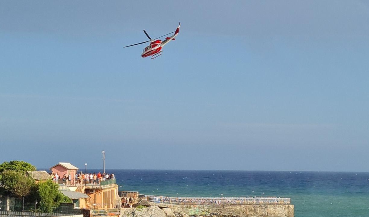 Genova, 4 ragazzi tra le onde: recuperati dai vigili del fuoco 