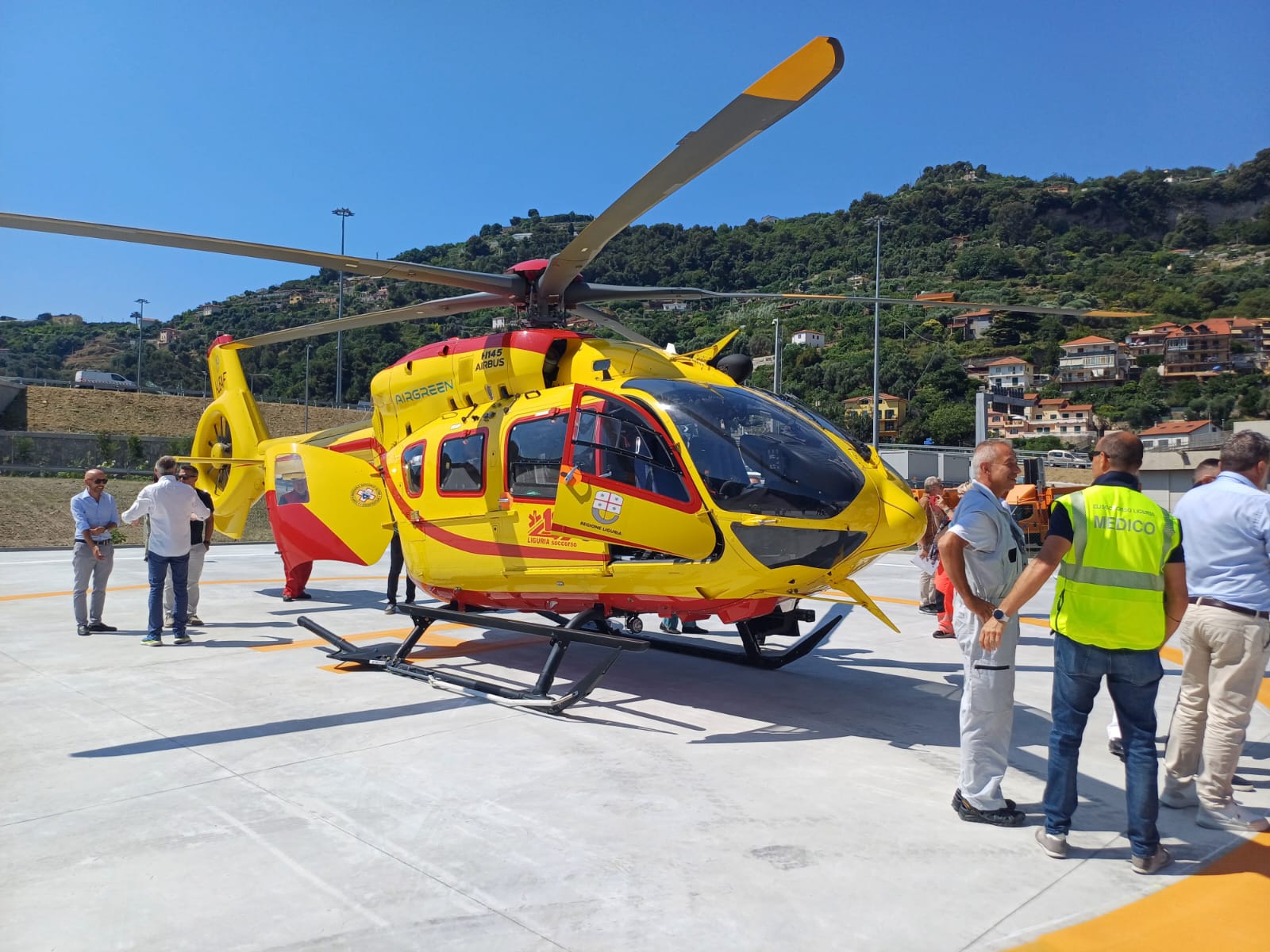 Incidente sul lavoro a Seborga, operaio cade con un vetro e si taglia mano e braccio
