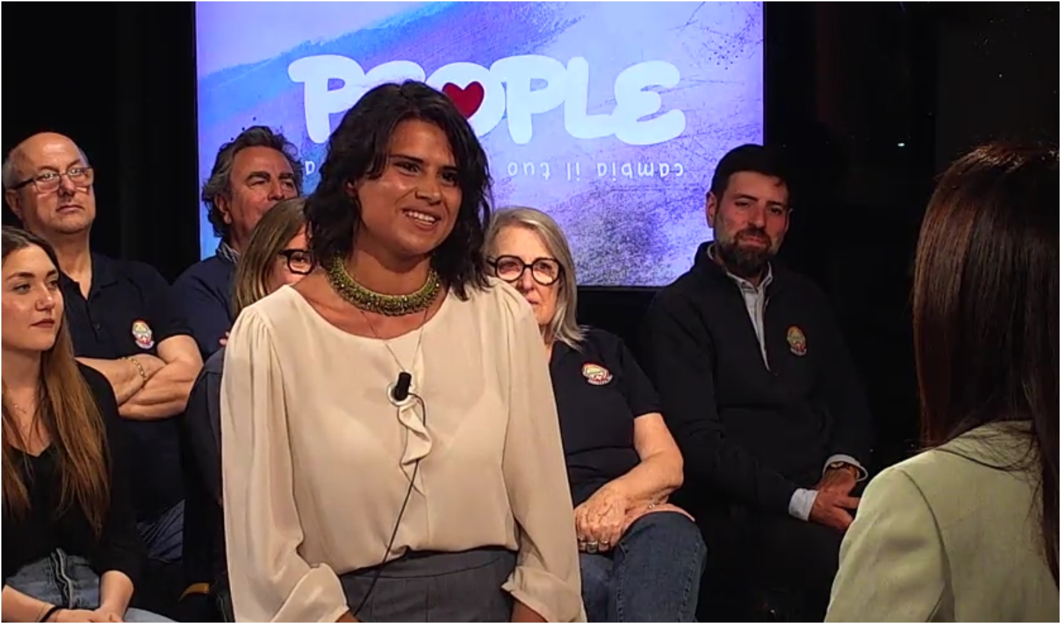 Elisa ha creato l'associazione 'Sorrisi Invincibili' per la ricerca Donna giovane sorridente in studio televisivo