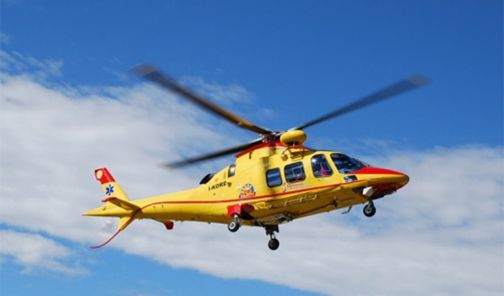 Cade da oltre due metri, turista americana soccorsa in elicottero
