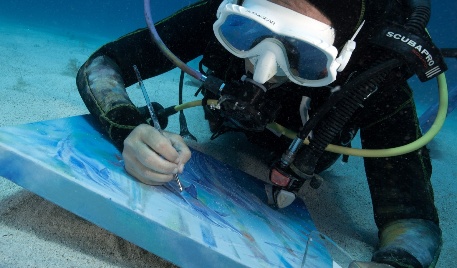 Dall'Italia a Fuerte Ventura l'artista genovese che dipinge sott'acqua