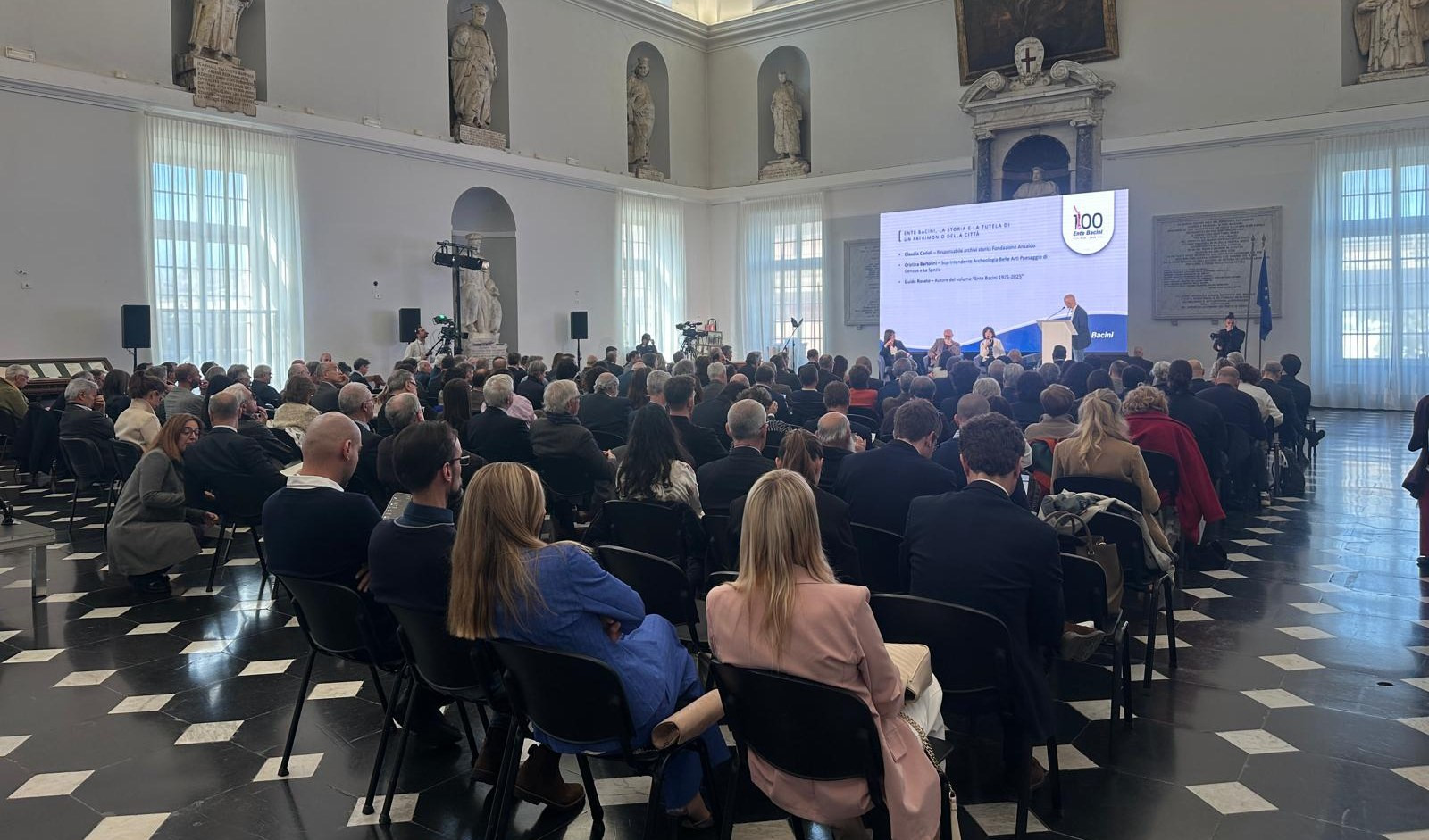 Una sala con tanta gente seduta