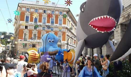 Le 'sardine' invadono le strade di Genova tra musica, costumi e folklore