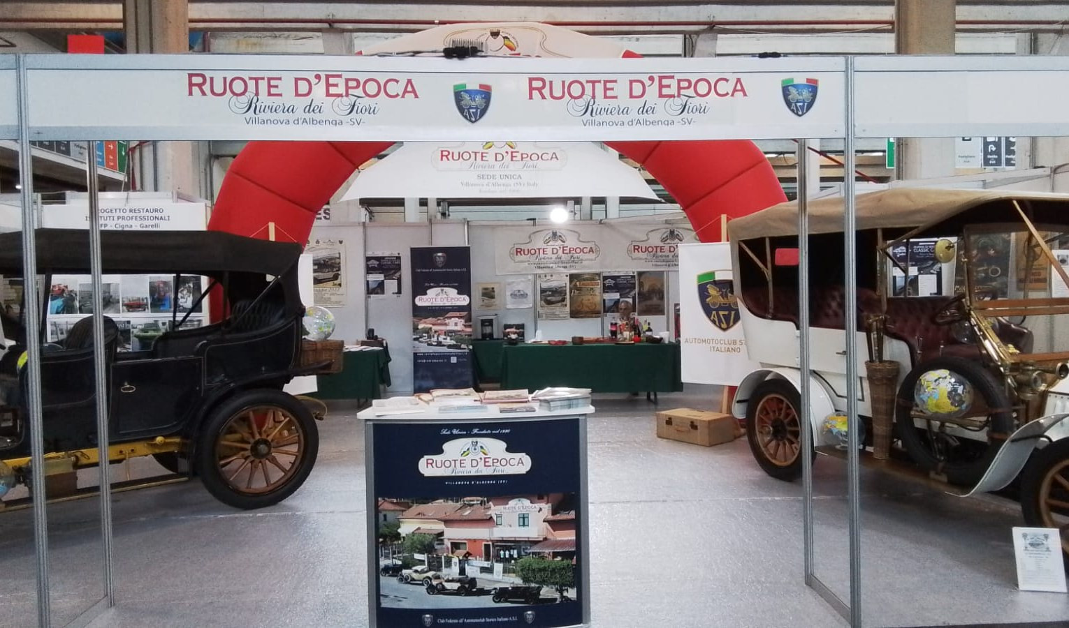 Anche lo stand di Ruote d'epoca Riviera dei Fiori ad Automoretrò di Torino