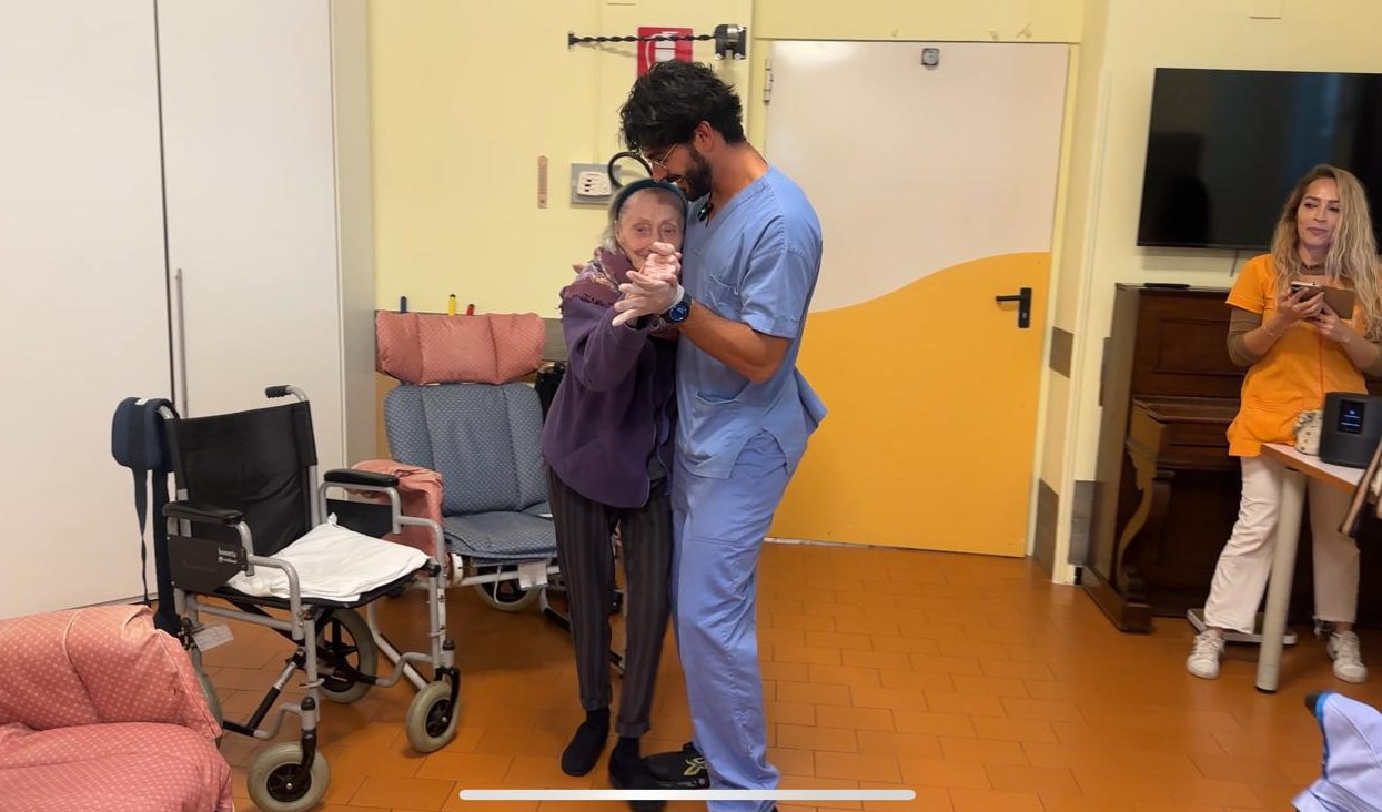 Erminia, la signora di 104 anni ex prima ballerina della Scala che balla con il suo fisioterapista Mattina in casa di riposo a Lavagna  Una signora anziana che balla con un ragazzo