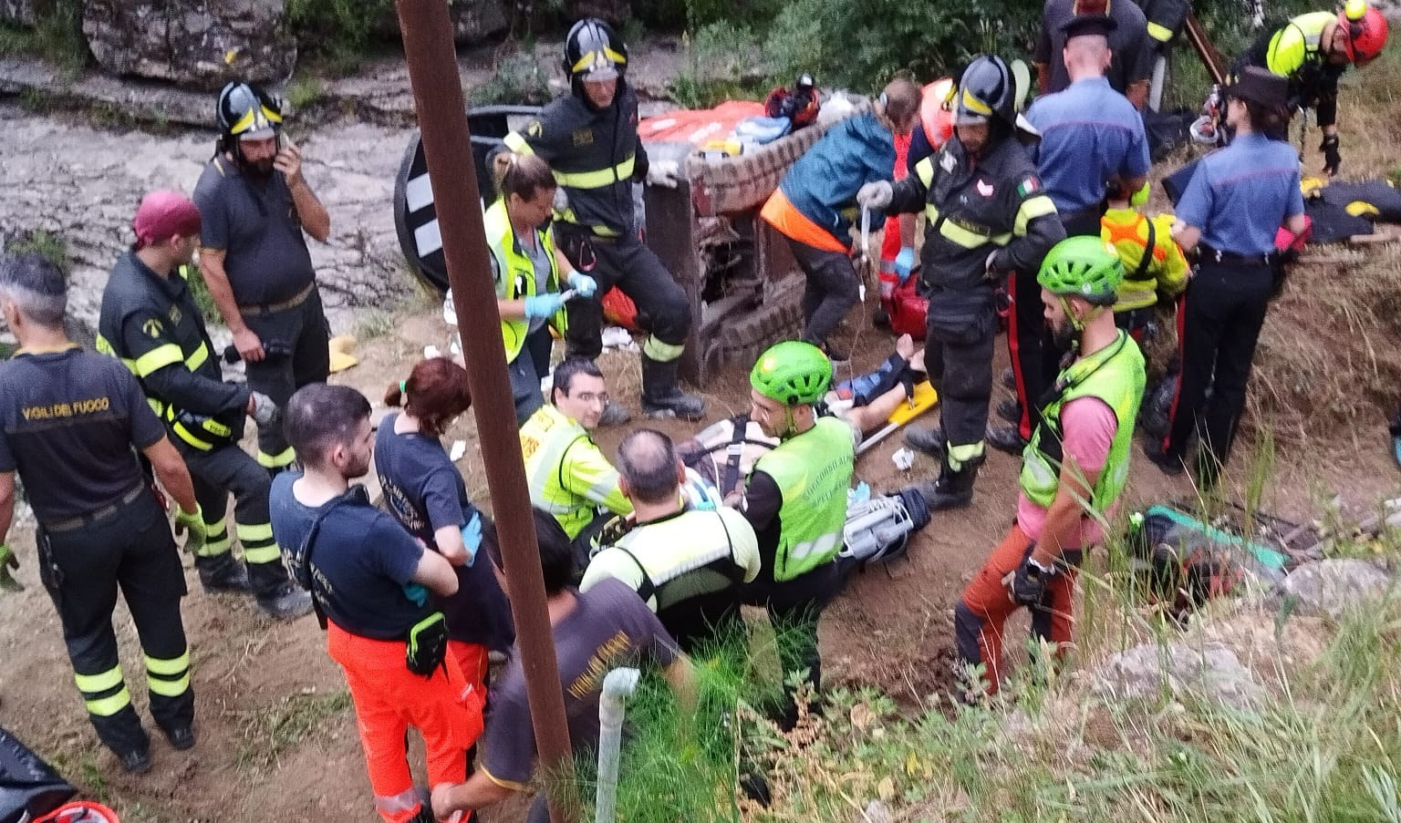 Genova, cade dall'escavatore: grave 50enne