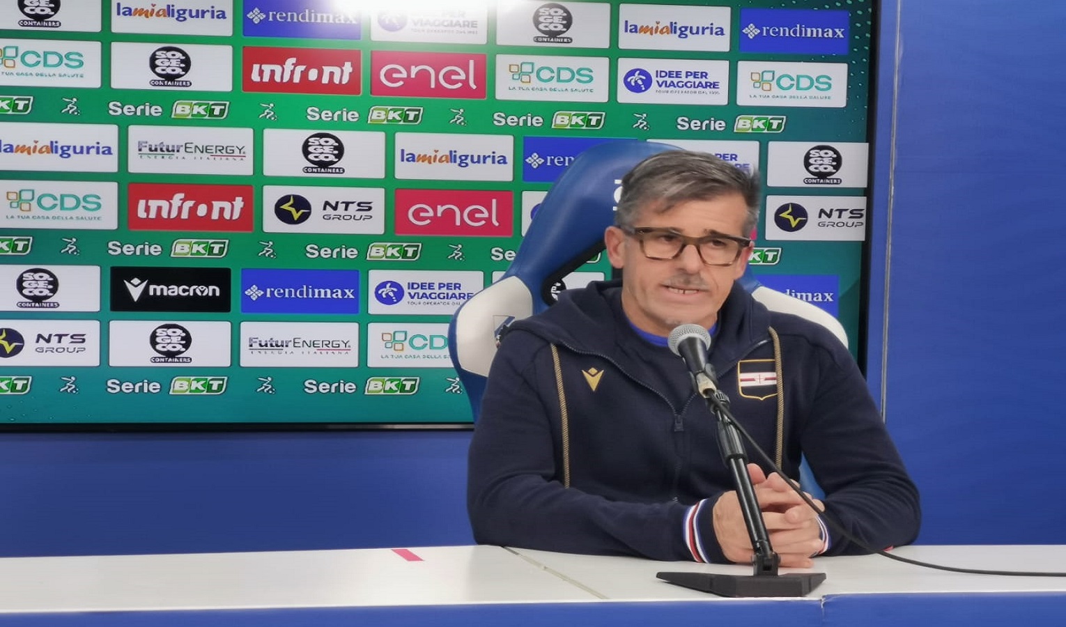 Un uomo parla in una conferenza