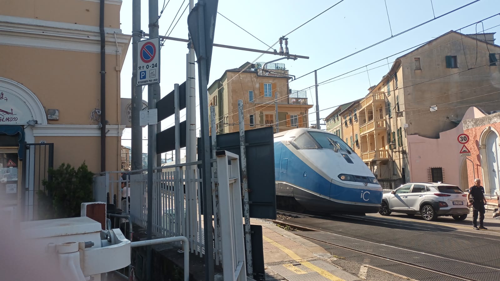 Auto bloccata al passaggio al livello a Bogliasco, treni in ritardi verso Genova